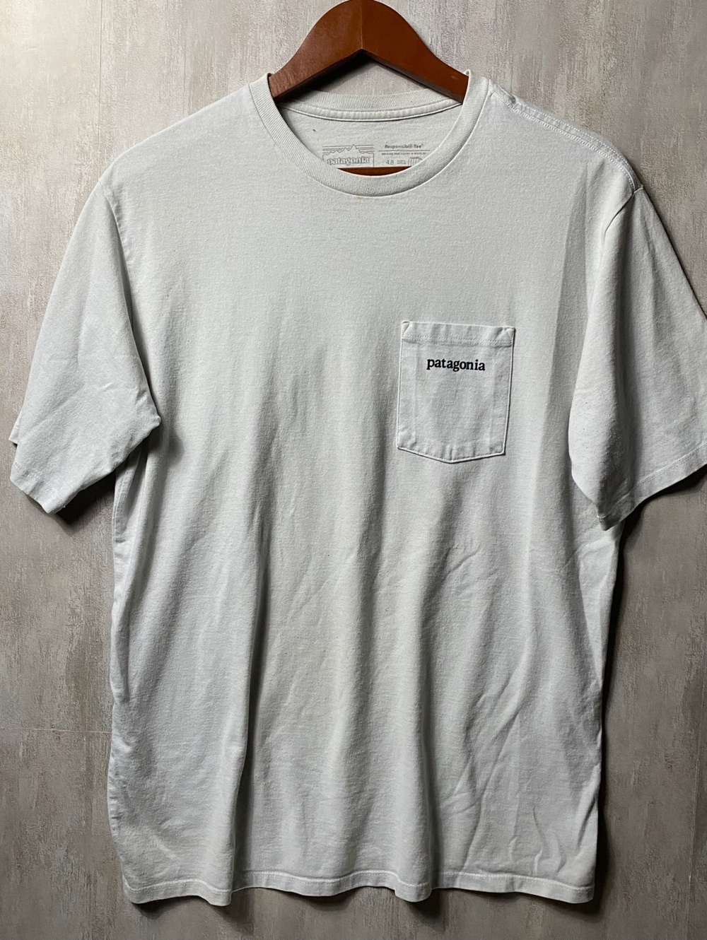 Patagonia Responsibili-Tee Pocket Shirt Mens M Light White Mountain Back Graphic